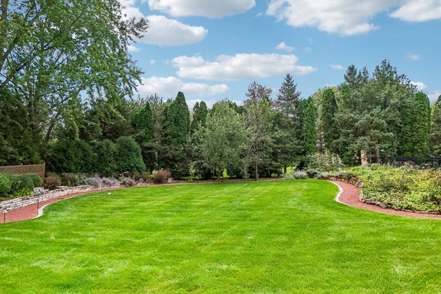 10 Elm Street, Hawthorn Woods, IL 60047