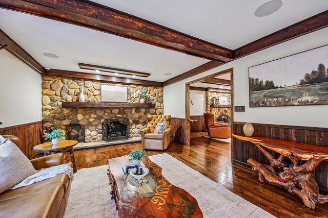 10 Elm Street, Hawthorn Woods, IL 60047