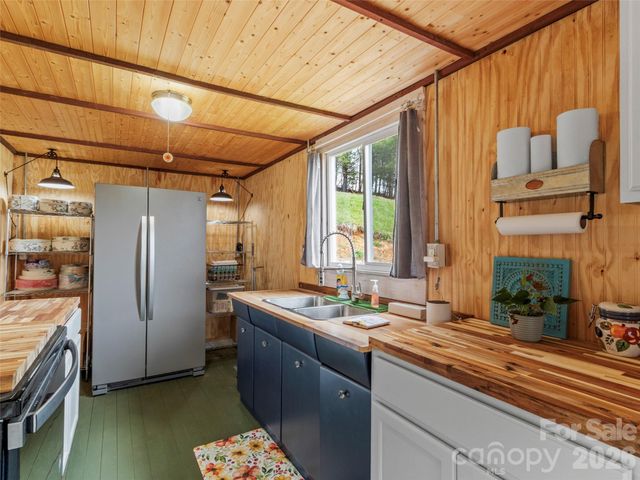 138 Robert Phillips Road, Bakersville, NC 28705