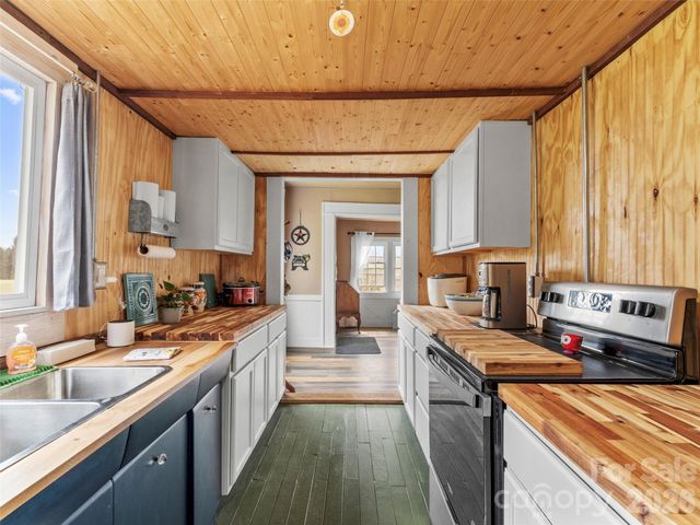 138 Robert Phillips Road, Bakersville, NC 28705