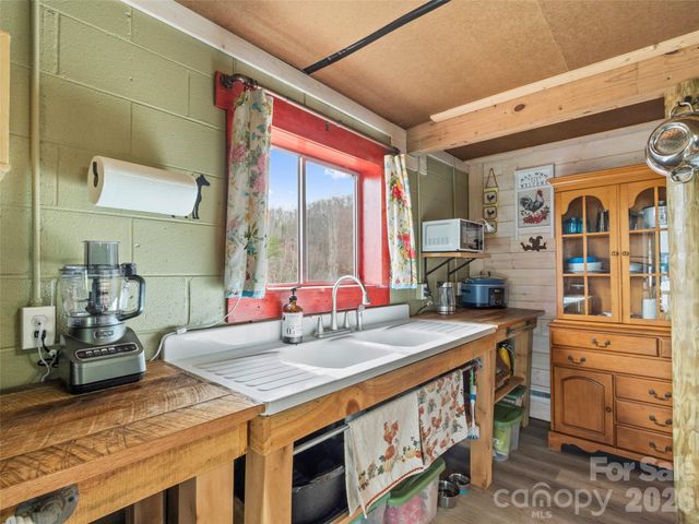 138 Robert Phillips Road, Bakersville, NC 28705