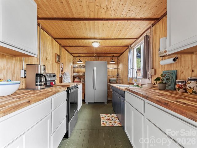 138 Robert Phillips Road, Bakersville, NC 28705