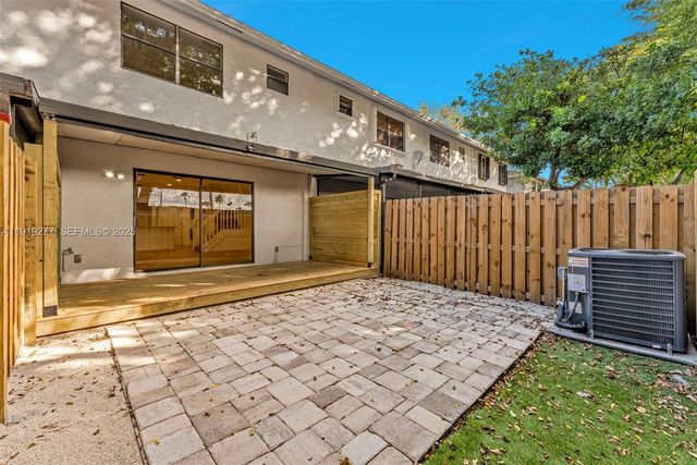 10512 NW 3rd St, Pembroke Pines, FL 33026