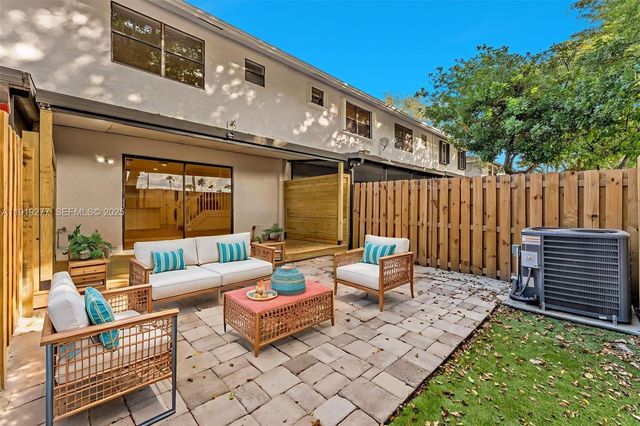 10512 NW 3rd St, Pembroke Pines, FL 33026