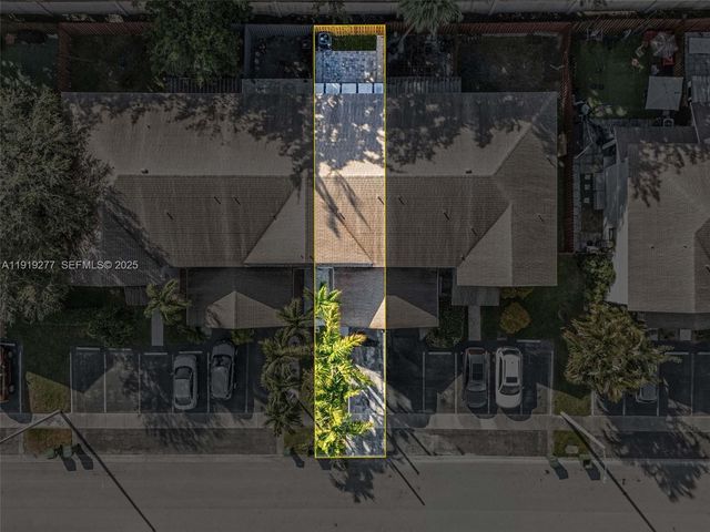 10512 NW 3rd St, Pembroke Pines, FL 33026