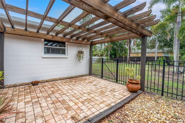4201 DES MOINES STREET NE, St Petersburg, FL 33703