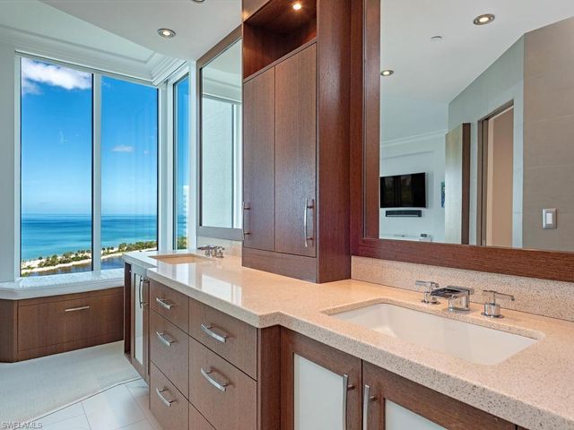 60 Seagate DR 1505, Naples, FL 34103
