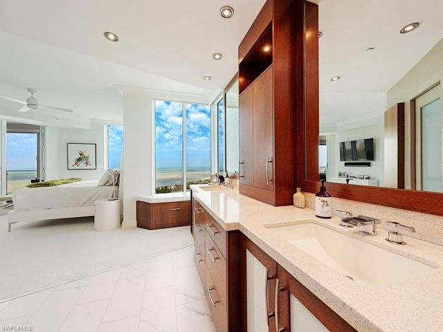 60 Seagate DR 1505, Naples, FL 34103