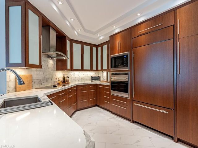 60 Seagate DR 1505, Naples, FL 34103