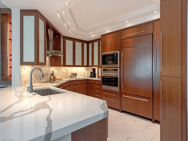 60 Seagate DR 1505, Naples, FL 34103