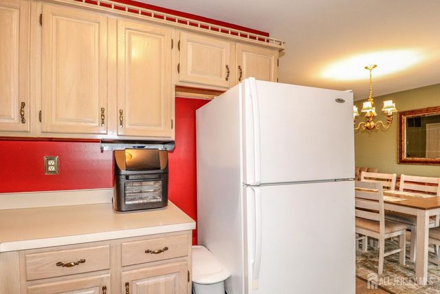 18 Mulberry Lane, Metuchen, NJ 08840