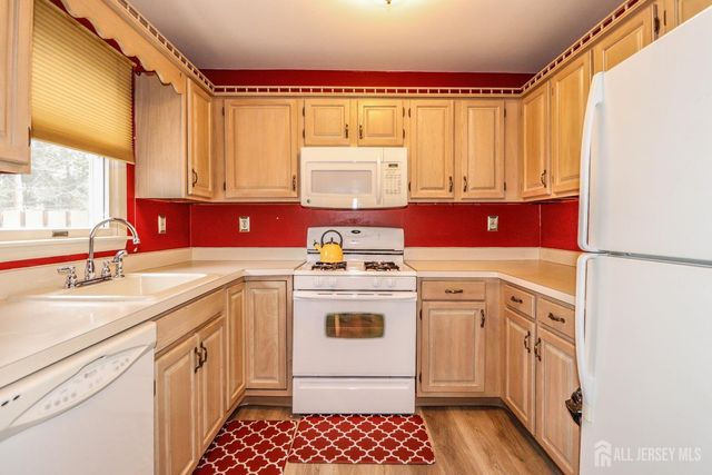 18 Mulberry Lane, Metuchen, NJ 08840