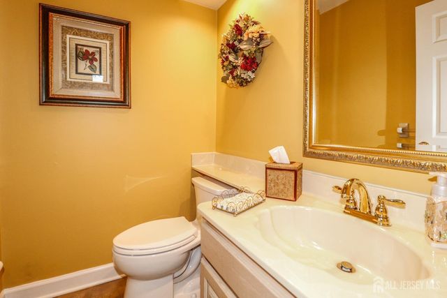 18 Mulberry Lane, Metuchen, NJ 08840