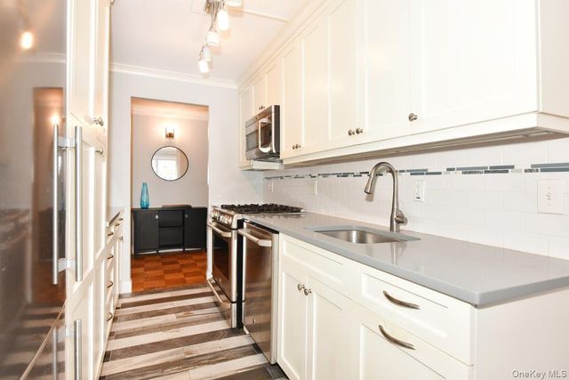 100 Clinton Avenue 1F, Mineola, NY 11501