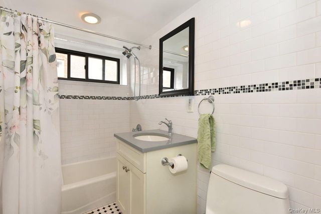 100 Clinton Avenue 1F, Mineola, NY 11501