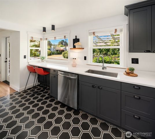 3124 W Raye Street, Seattle, WA 98199