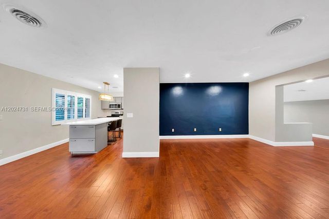 9800 SW 76th St, Miami, FL 33173