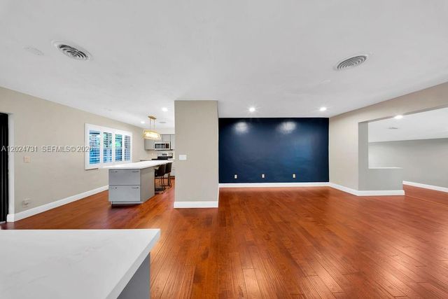 9800 SW 76th St, Miami, FL 33173
