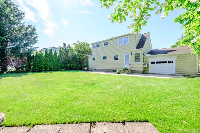 105 N Queens Avenue, Massapequa, NY 11758