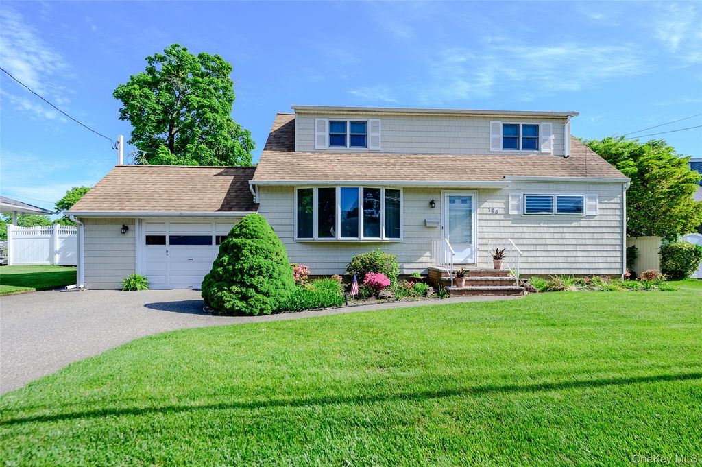 105 N Queens Avenue, Massapequa, NY 11758