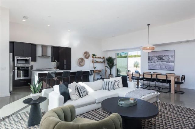 1126 Lucent Court, Palm Springs, CA 92262