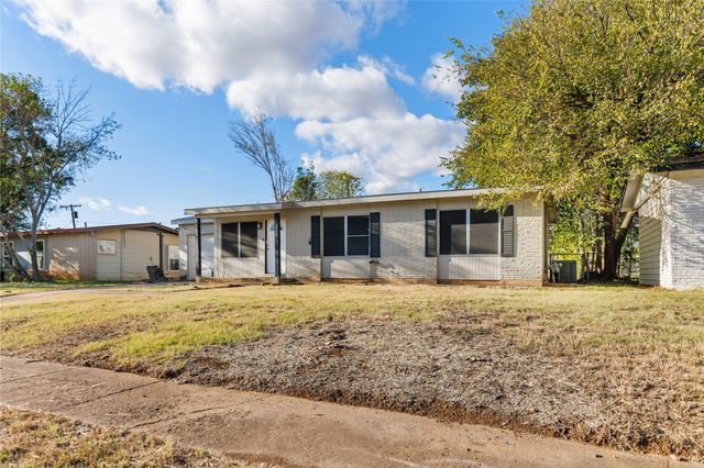 205 Laurel Lane, Mcgregor, TX 76657