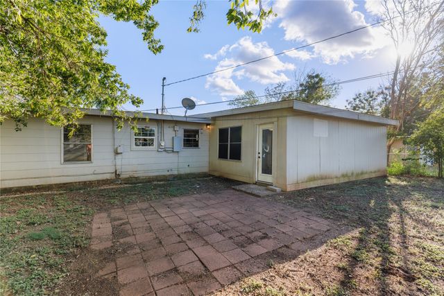 205 Laurel Lane, Mcgregor, TX 76657