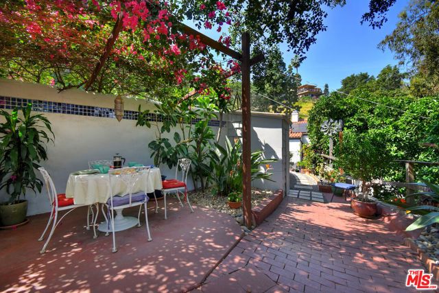 2890 Belden, Los Angeles, CA 90068