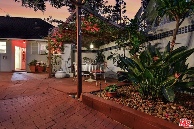 2890 Belden, Los Angeles, CA 90068