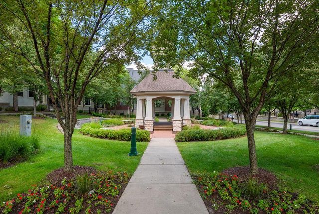 11259 Preswick Boulevard, Eden Prairie, MN 55344