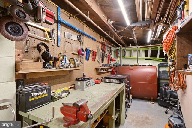 2409 TAPLEY LN, Wilmington, DE 19808