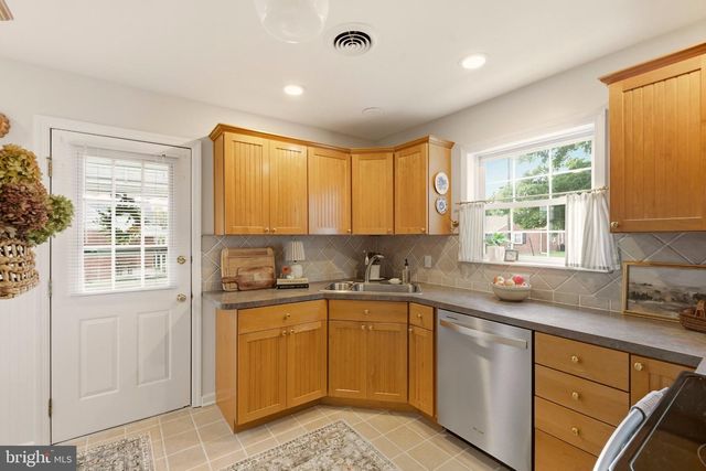 2409 TAPLEY LN, Wilmington, DE 19808