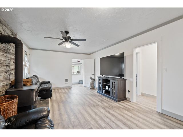 409 DEL MONTE Ave, Tillamook, OR 97141