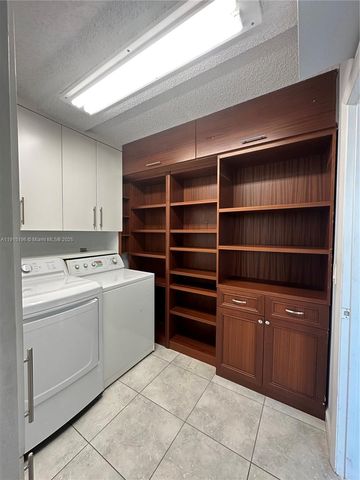 1526 Whitehall Dr 403, Davie, FL 33324