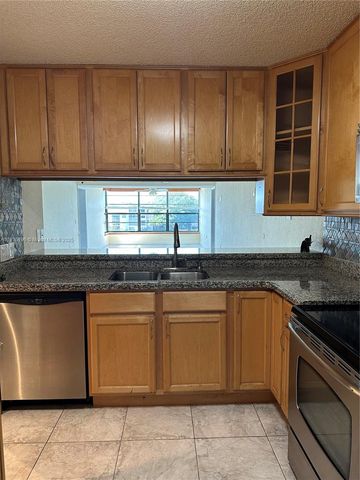 1526 Whitehall Dr 403, Davie, FL 33324