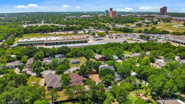 820 N Wood Street, Denton, TX 76209