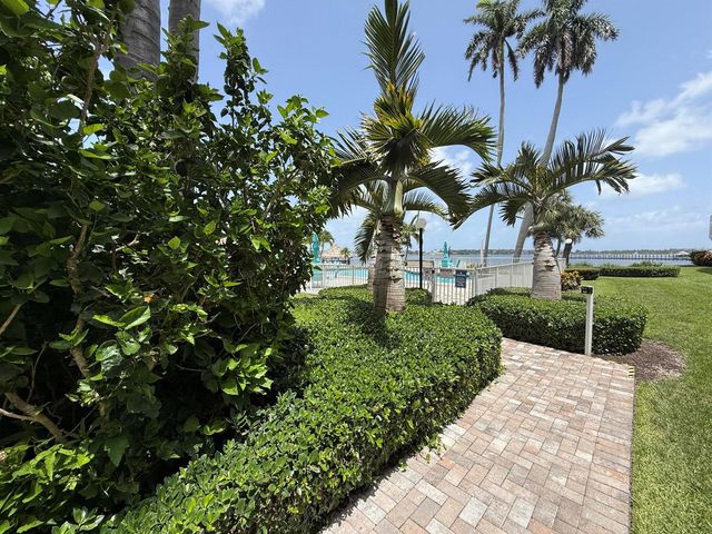 225 N Lakeshore Drive, Hypoluxo, FL 33462