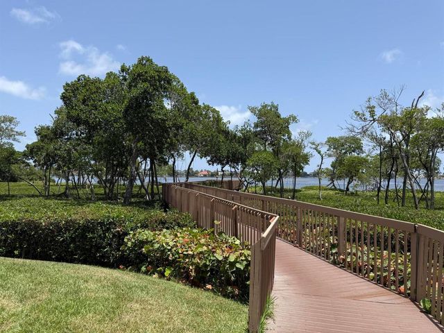 225 N Lakeshore Drive, Hypoluxo, FL 33462