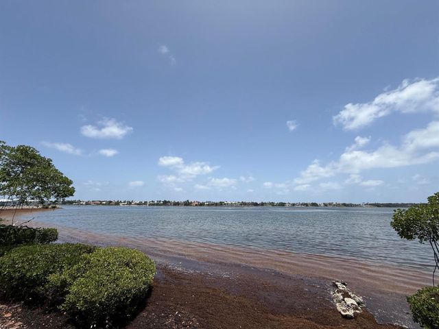 225 N Lakeshore Drive, Hypoluxo, FL 33462