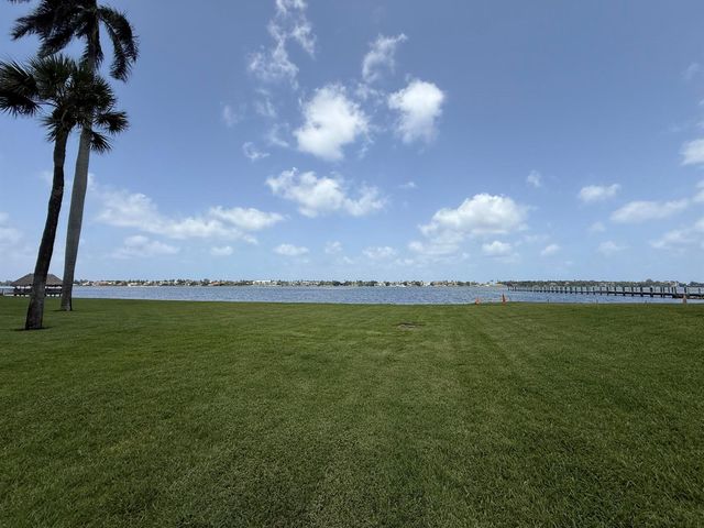 225 N Lakeshore Drive, Hypoluxo, FL 33462
