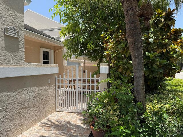 225 N Lakeshore Drive, Hypoluxo, FL 33462