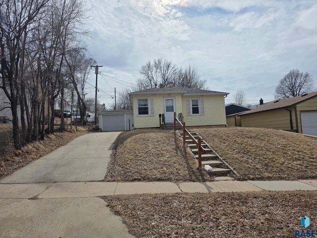 2213 W 15th St Street, Sioux Falls, SD 57104