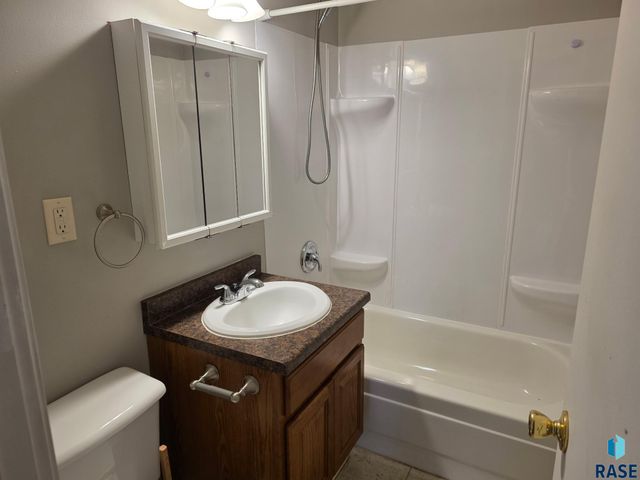 2213 W 15th St Street, Sioux Falls, SD 57104