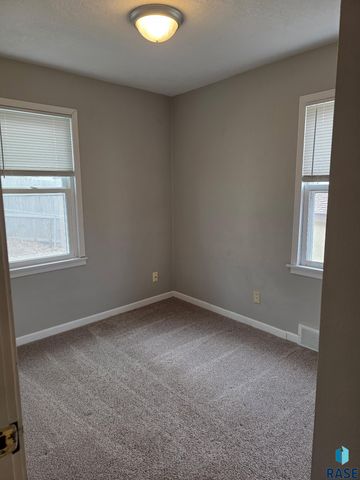 2213 W 15th St Street, Sioux Falls, SD 57104