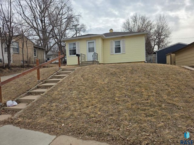 2213 W 15th St Street, Sioux Falls, SD 57104
