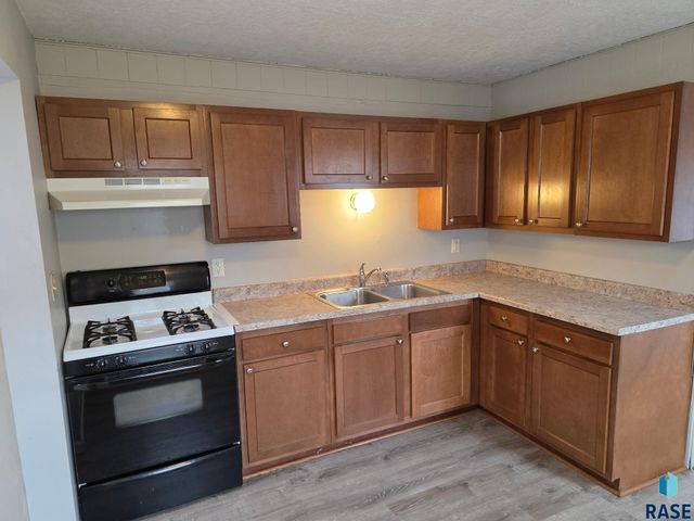 2213 W 15th St Street, Sioux Falls, SD 57104