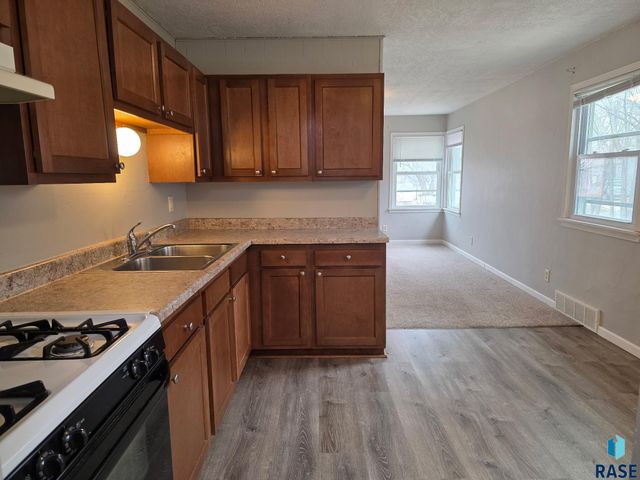 2213 W 15th St Street, Sioux Falls, SD 57104