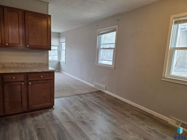 2213 W 15th St Street, Sioux Falls, SD 57104