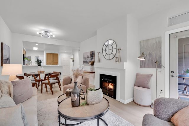 320 320 Caldecott 116, Oakland, CA 94618