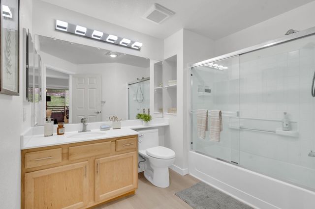 320 320 Caldecott 116, Oakland, CA 94618